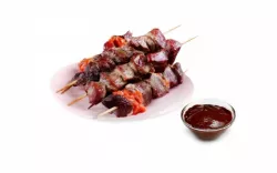 Мини-шашлычки говяжьи с соусом BBQ