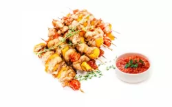 Мини-шашлычки из индейки с соусом сацебели