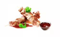 Мини-шашлычки из свинины с соусом BBQ