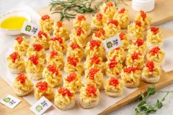 Канапе с сыром и красной икрой 75 шт.